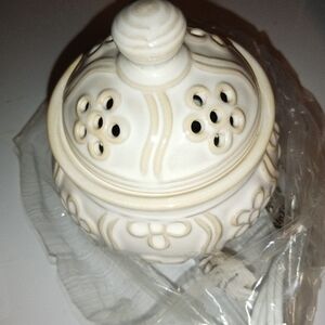 Yankee Candle Cream  Porcelain Holder, about 6.5 ".